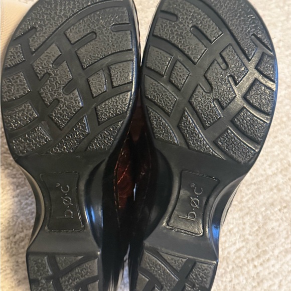 b.o.c Born Burgundy Faux Leather Croc Reptile Closed Back Clogs Size 7.5 Slip On - Picture 8 of 10